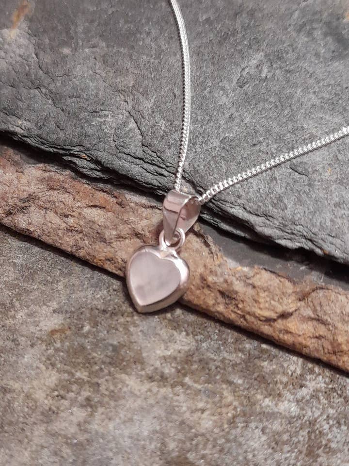 SP360BC - CIONDOLO A FORMA DI CUORE IN MOP 8 MM X 8 MM per la vendita all'ingrosso da parte di Bluelily925silver