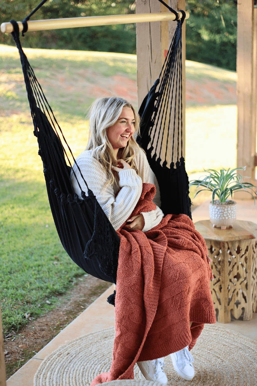 Limbo Imports Hammocks - Wholesale Schommel voor veranda - Zwarte Boho Gehaakte Hangstoel + 2 Kussenhoezen - Luxe3