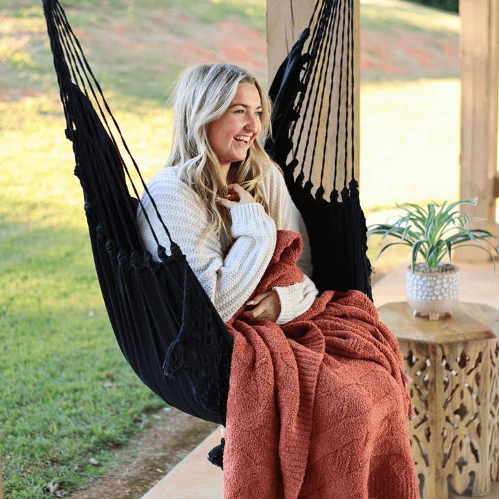 Limbo Imports Hammocks - Wholesale Schommel voor veranda - Zwarte Boho Gehaakte Hangstoel + 2 Kussenhoezen - Luxe3