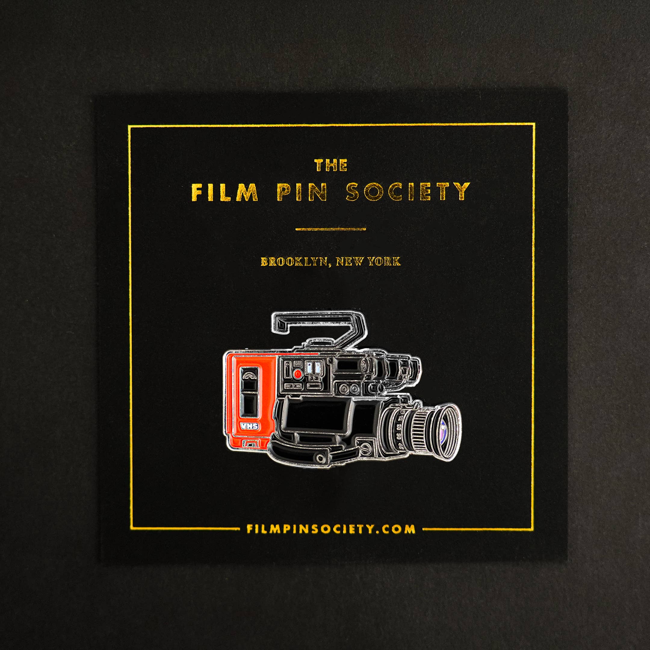 Film Pin Society - Vente Épinglettes/boutons - Épingle en émail caméra VHS rétro des années 801