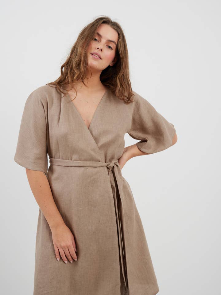 Robe portefeuille en lin Mary pour la vente par Love and Confuse