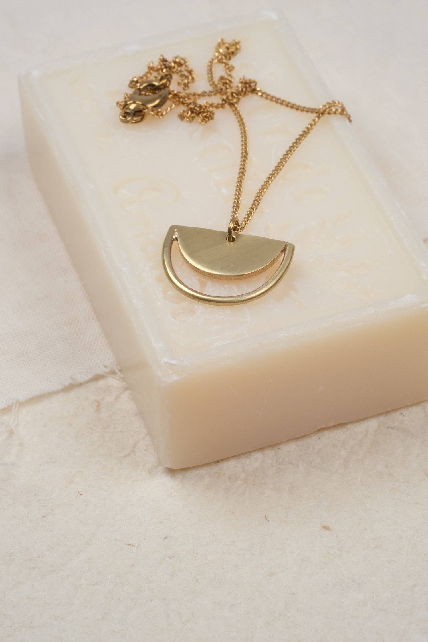 BRASSCAKE Jewelry - Vendita all'ingrosso Collana con ciondolo/pendaglio - Collana JARA in ottone sostenibile by BRASSCAKE Jewelry1