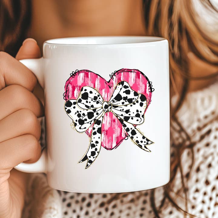 Mug de Saint-Valentin avec nœud coquet et imprimé vache cœur pour la vente par Hello Gorgeous Mugs
