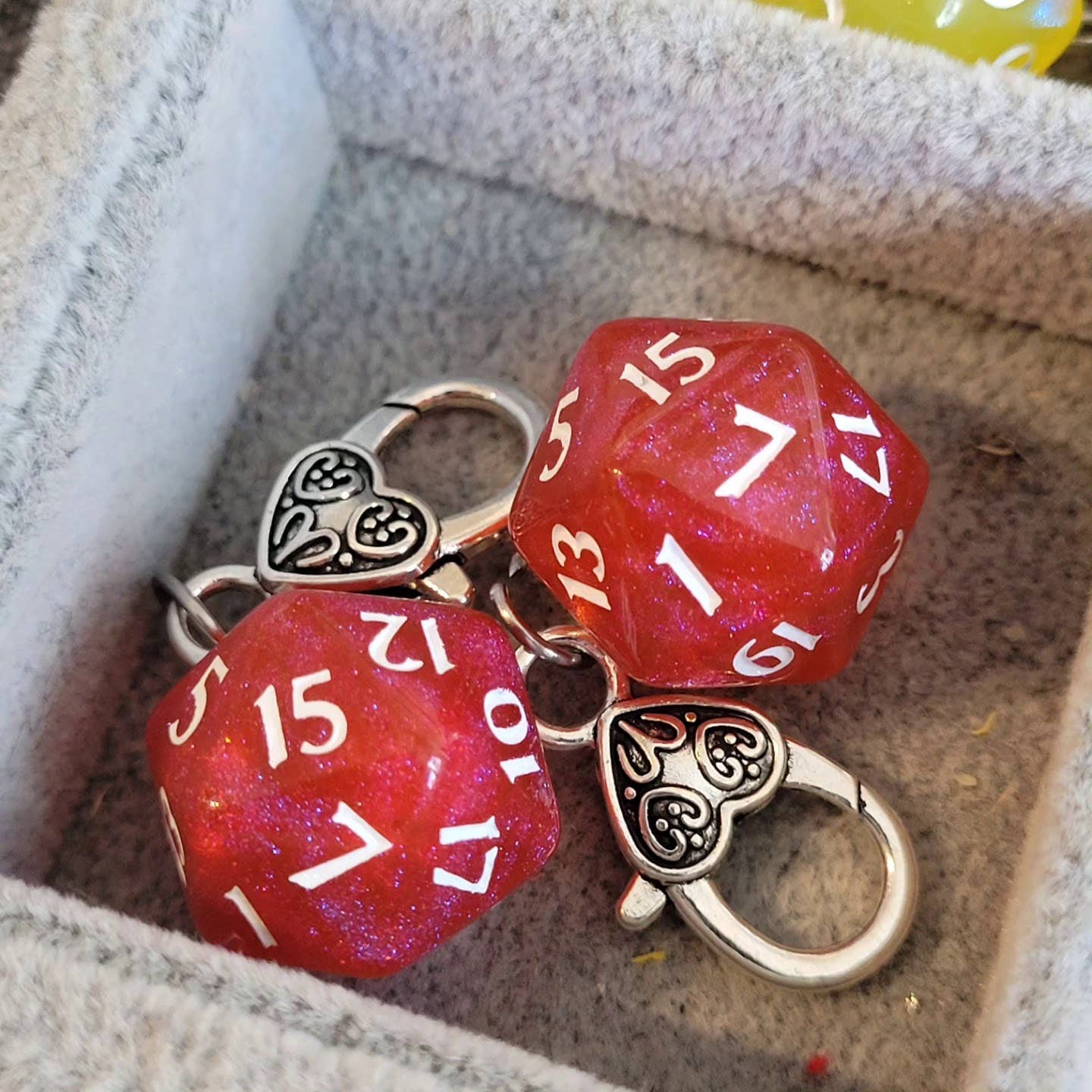 Con-Quest Crafts - Vente Porte-clés – unisexe - Porte-clés D20 en forme de dé TRPG avec mousqueton – Accessoires pour sacs et badges13