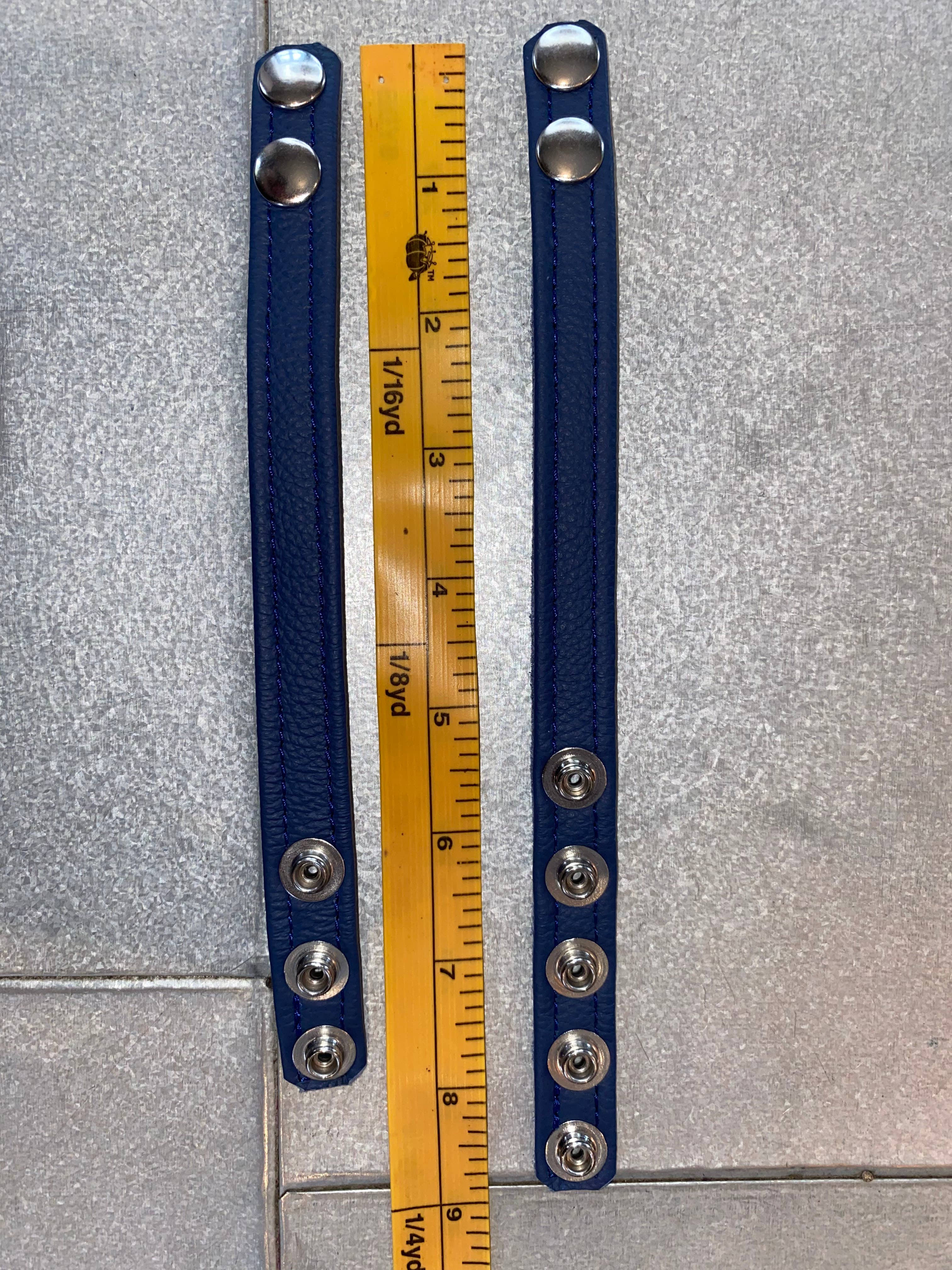 The Montrose Forge - Vendita all'ingrosso Sex toy - Anello a C in pelle sottile a 3 bottoni (disponibile in 11 colori)9