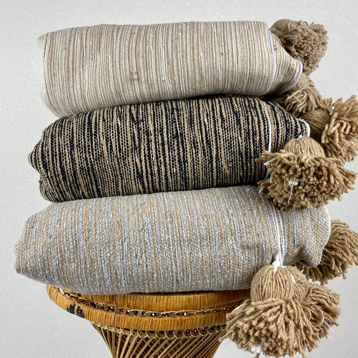 Eclectic Collective – Großhandel Überwurfdecke – Pom-Pom Decke in Tan/Grau5