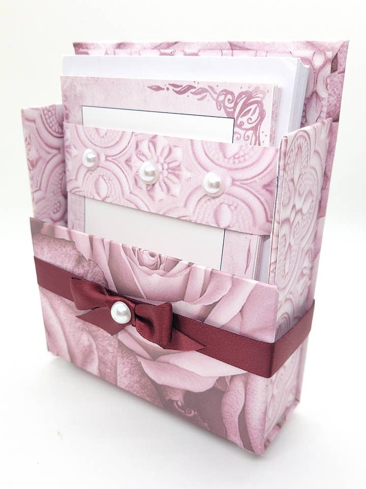 42-stk brevpapirgaveæskesæt med genanvendelig skrivebordarrangørboks og guldpen - Vintage burgunderroser for engroshandel hos Chic Brico