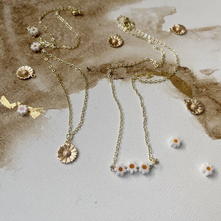 Adorabili collane con piccole margherite per la vendita all'ingrosso da parte di MADE for you