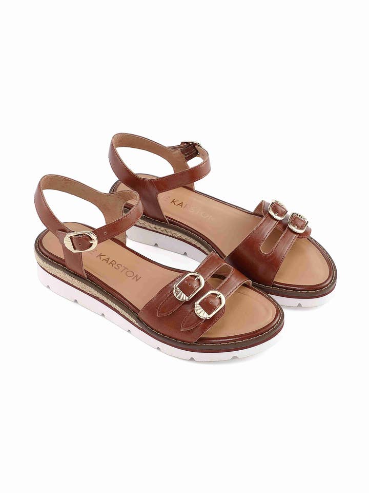 Sandália rasa XENIA com fivela dupla em couro por atacado de Emilie Karston