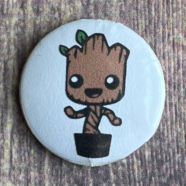 Épinglette boutonnée et épinglette à revers sur le thème de Marvel pour la vente par JG Sticker Shop