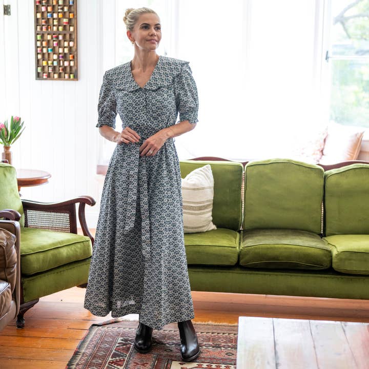 Vestido con cuello festoneado ‘Macsen’ de Liberty Fabrics para venta al por mayor de Sorority