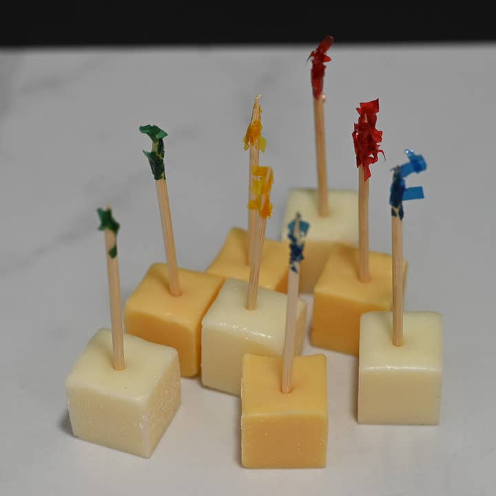 Faux cubes de fromage cheddar mélangé pour la vente par Just Dough It! Fake Foods