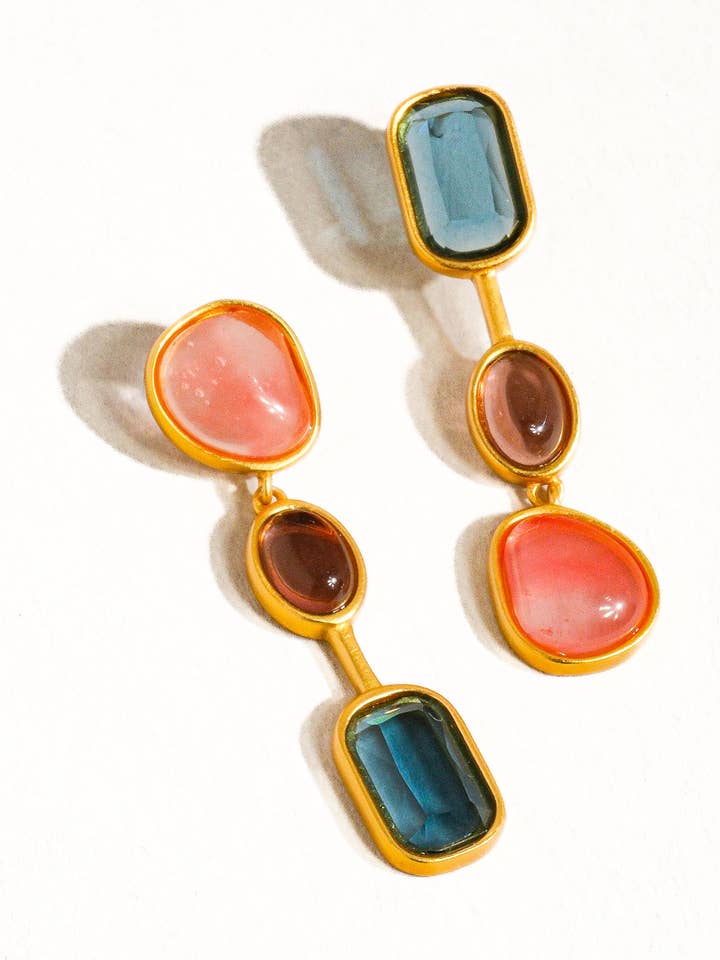 Pendientes colgantes vintage desparejados de oro 18K Delia para venta al por mayor de Flânerie by MAIQ