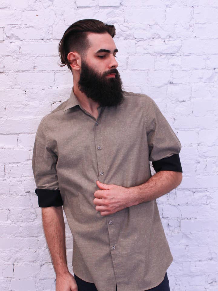 Chemise à boutons pour homme avec poignets mousquetaires pour la vente par Am.A-Line Collections LLC