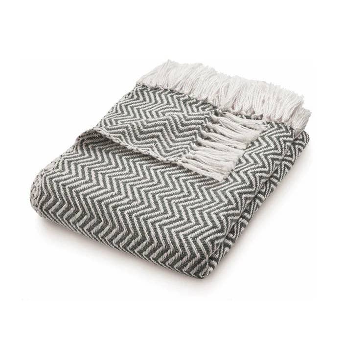 Manta tejida en forma de espiga de Hug Rug, gris cálido para venta al por mayor de Phoenox Textiles