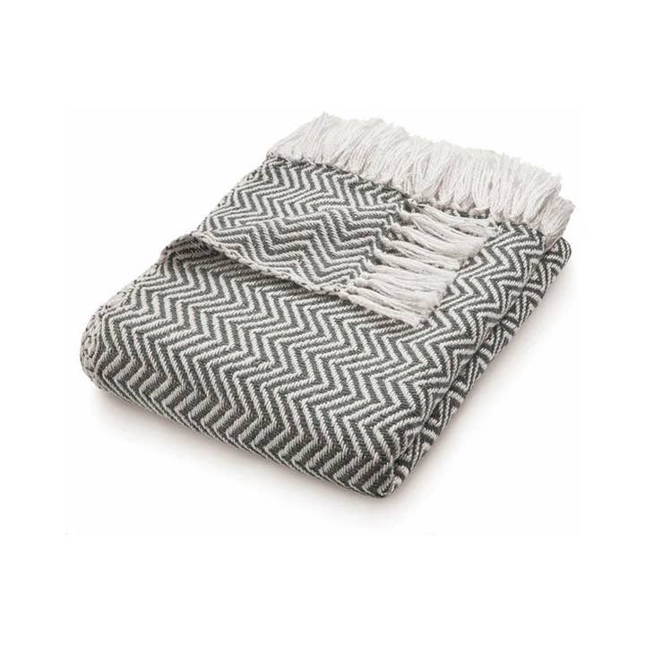 Manta tejida en forma de espiga de Hug Rug, gris cálido para venta al por mayor de Phoenox Textiles