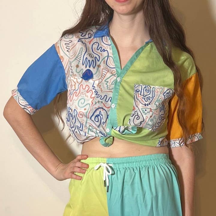 "Soul Scribbles Inverse" - Dam V-ringad Skjorta med Knäppning för wholesale av All Around Artsy