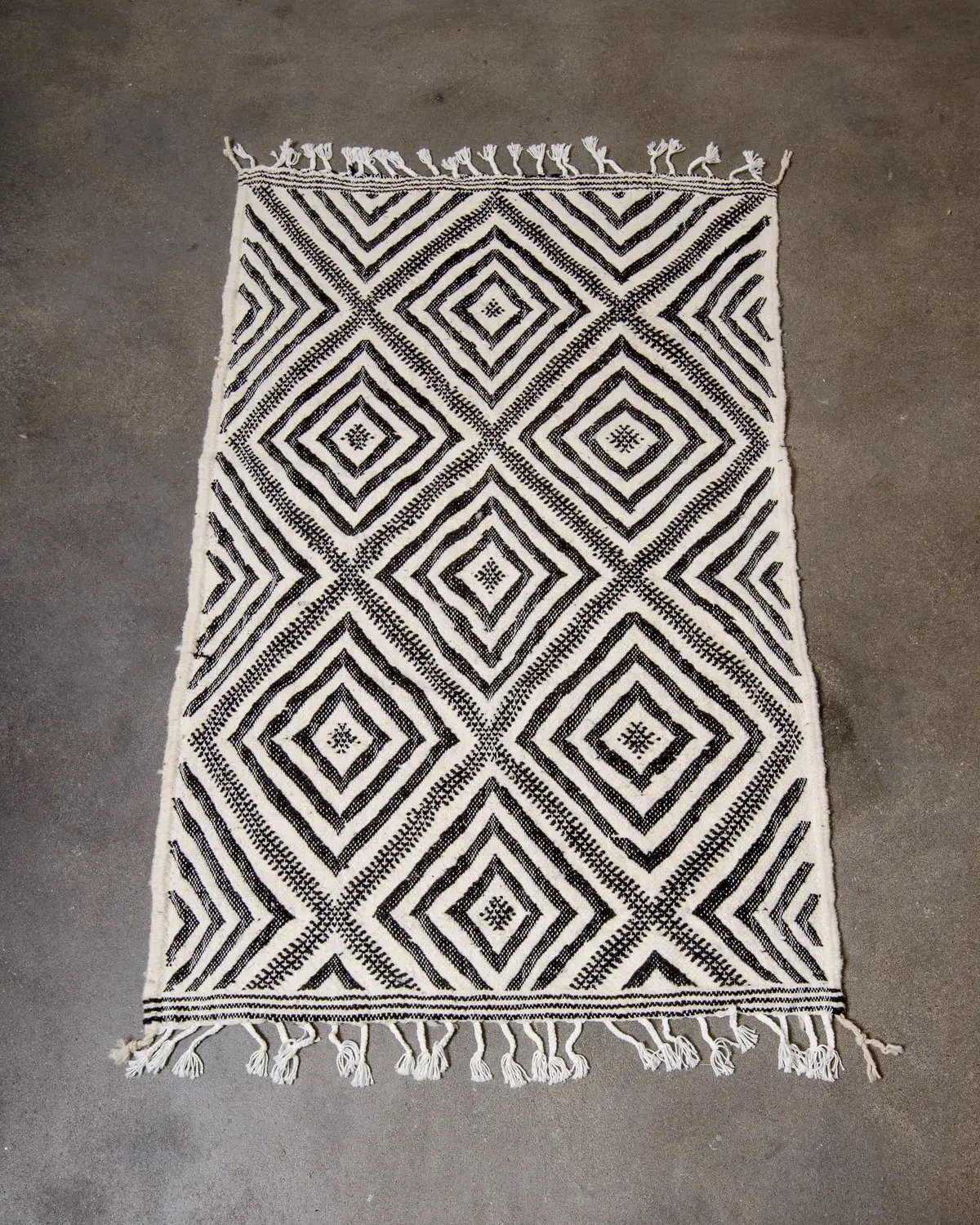 BerberNest - Vendita all'ingrosso Tappeto - Tappeto Kilim Marocchino Bianco e Nero, Tappeto Berbero a Tessitura Piatta1