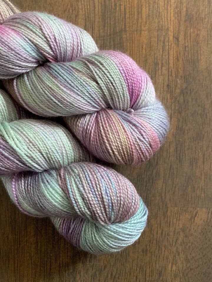 Moonstone- Etain Fingering per la vendita all'ingrosso da parte di Black Cat Fibers