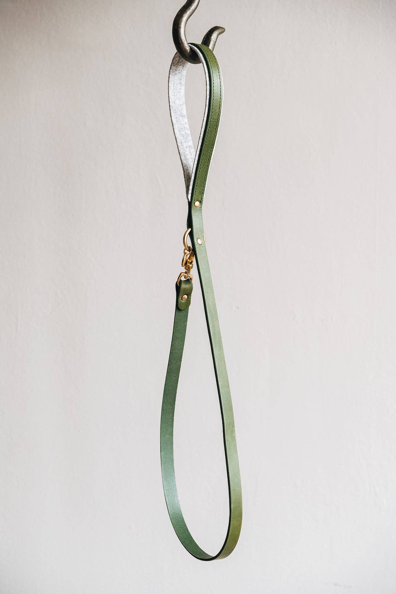 BAND&ROLL - Wholesale Pet Leash - Dog - LIGHTWEIGHT SHORT LEATHER LEASH. HITCH air3