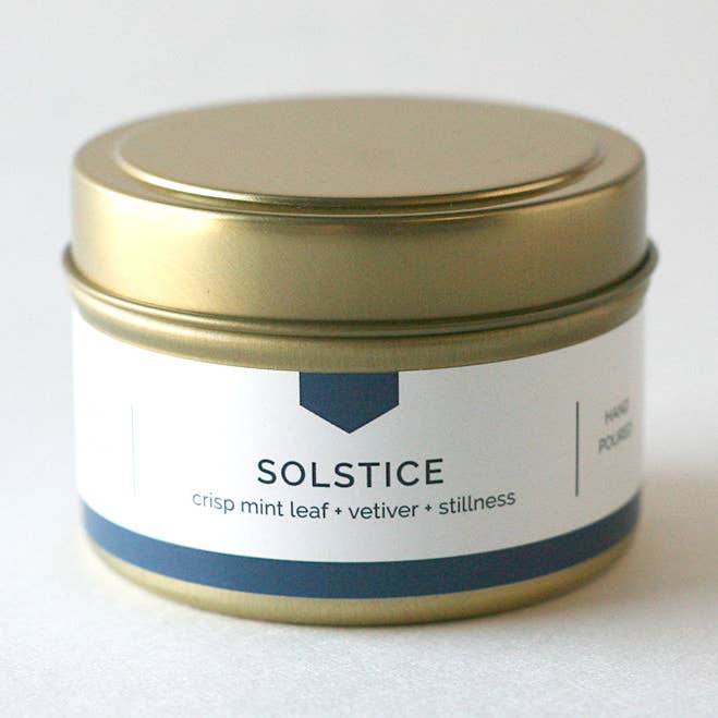 Candela di soia in latta da viaggio SOLSTICE Gold - Cipresso + Foglia di Menta, Versata a Mano (4 oz) per la vendita all'ingrosso da parte di Vacant Wheel