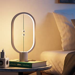 Allocacoc DesignNest – Großhandel Akzent-/Schreibtischleuchte – Heng Balance Lampe Ellipse, Kunststoff, USB-C, regulär und klein4