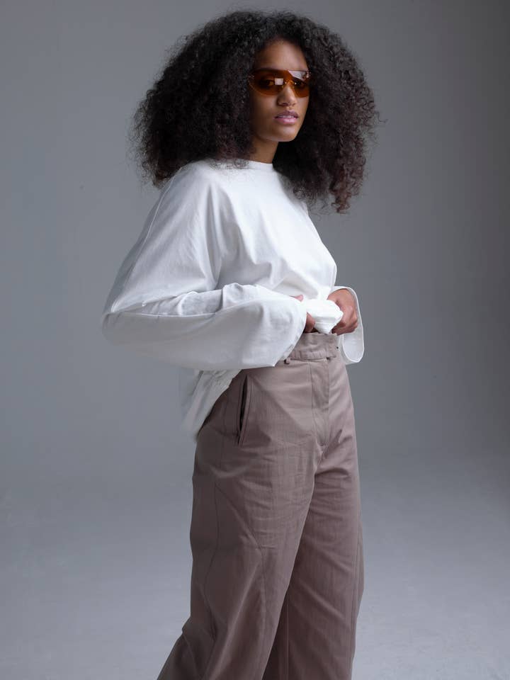 Pantalon cargo en coton Ovo avec découpes en croissant pour la vente par Lerz