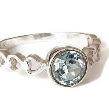 Bague Détail Cœur Topaze Bleue Ronde | Argent Sterling 925 pour la vente par Mistry Gems