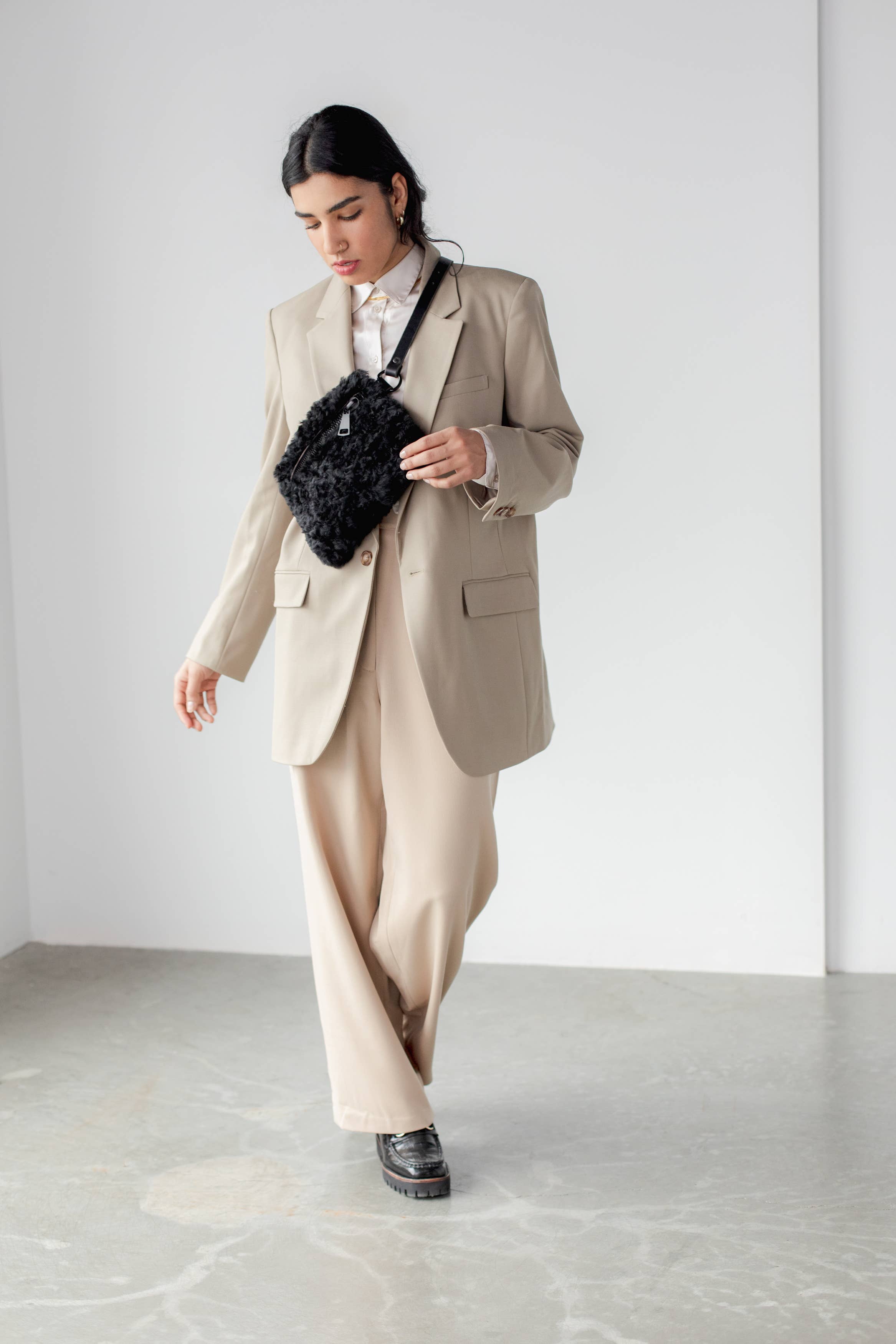 Riñonera de piel de oveja negra YBH al por mayor para tu tienda