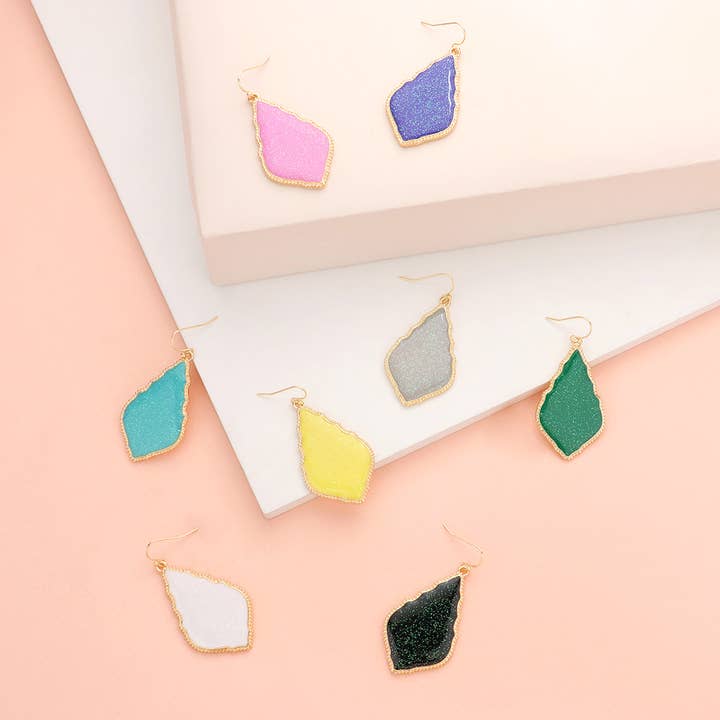 Boucles d'oreilles pendantes en forme de pétales scintillants pour la vente par Sensibling Corp.