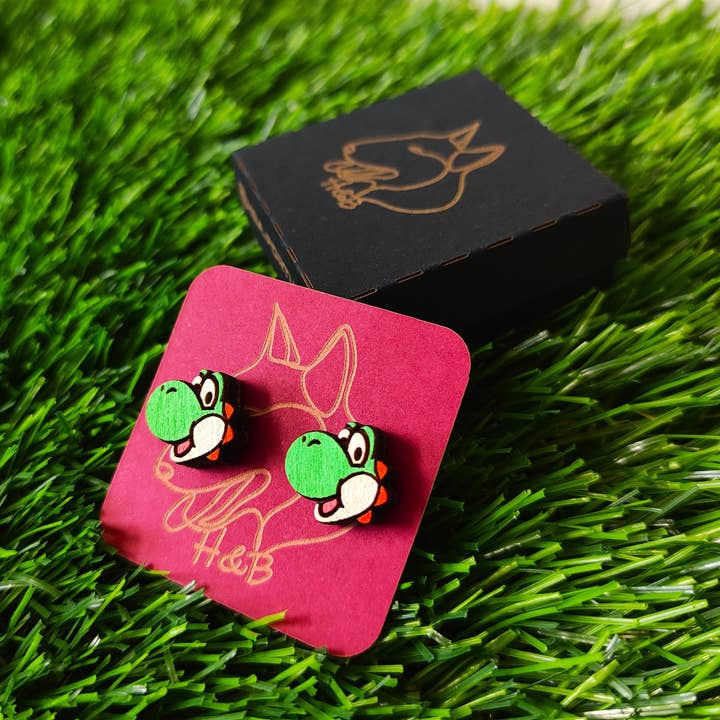 Orecchini colorati in legno Super Mario Yoshi Gioiello fatto a mano per la vendita all'ingrosso da parte di Herbs&Belles