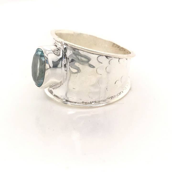 Gem Bazaar Jewellery – wholesale Cocktail/Statement Ring – Kravatring i hamrad sterlingsilver och blå topas