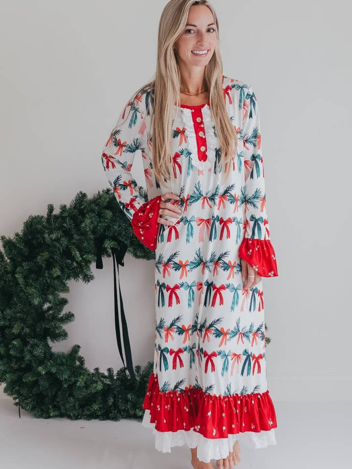 Robe de détente à volants de Noël pour femmes Holly & Bows pour la vente par Oopsie Daisy
