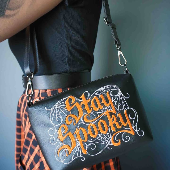 Zwart en Oranje Blijf Griezelig Geborduurde Kleine Schoudertas – Handgemaakt, Veganistisch Leer, Donkergrijs Beslag voor wholesale door Project Pinup