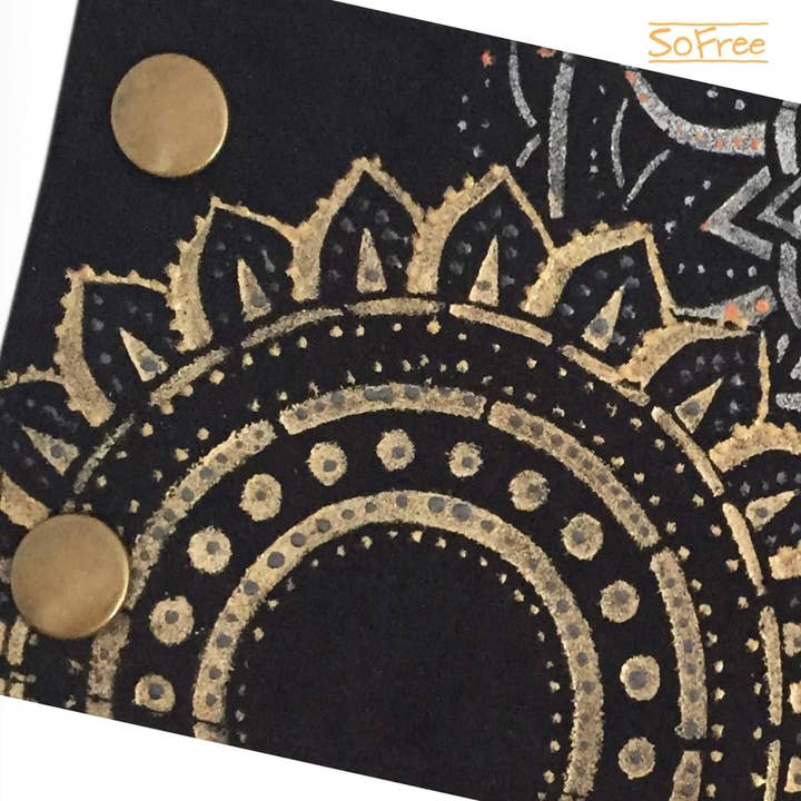 SoFree Creations - Venta al por mayor Bolso muñequera - Cartera de muñeca - Mandala dorada y plateada sobre gamuza vegana negra