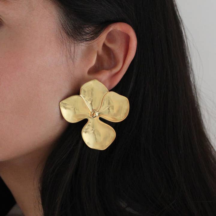 Caprice Paris – wholesale Dangle earrings – Amalia gold flower earrings | Handmade in France3