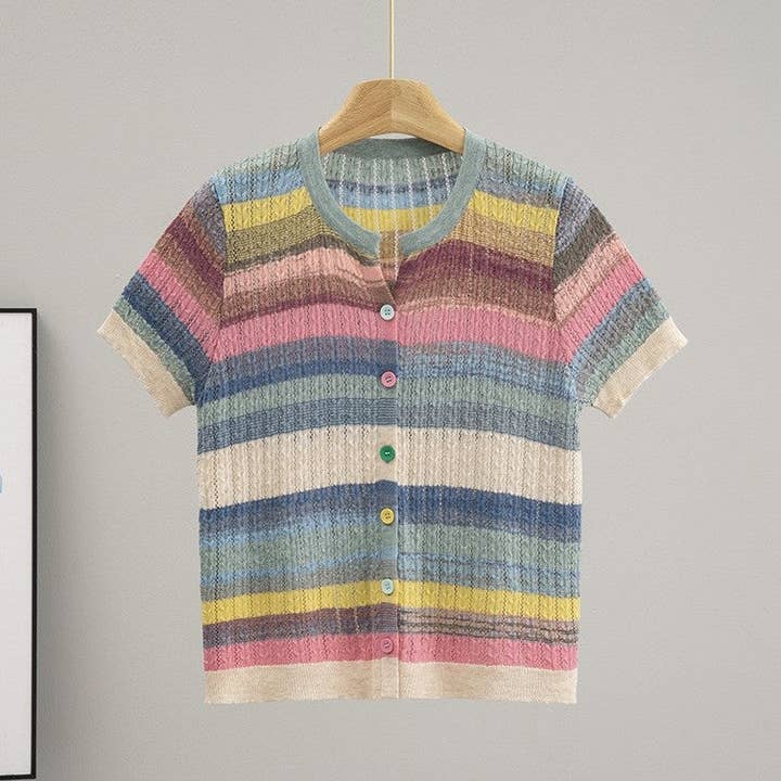 Cardigan à manches courtes en maille rayée arc-en-ciel avec boutons pour la vente par FurDecoration