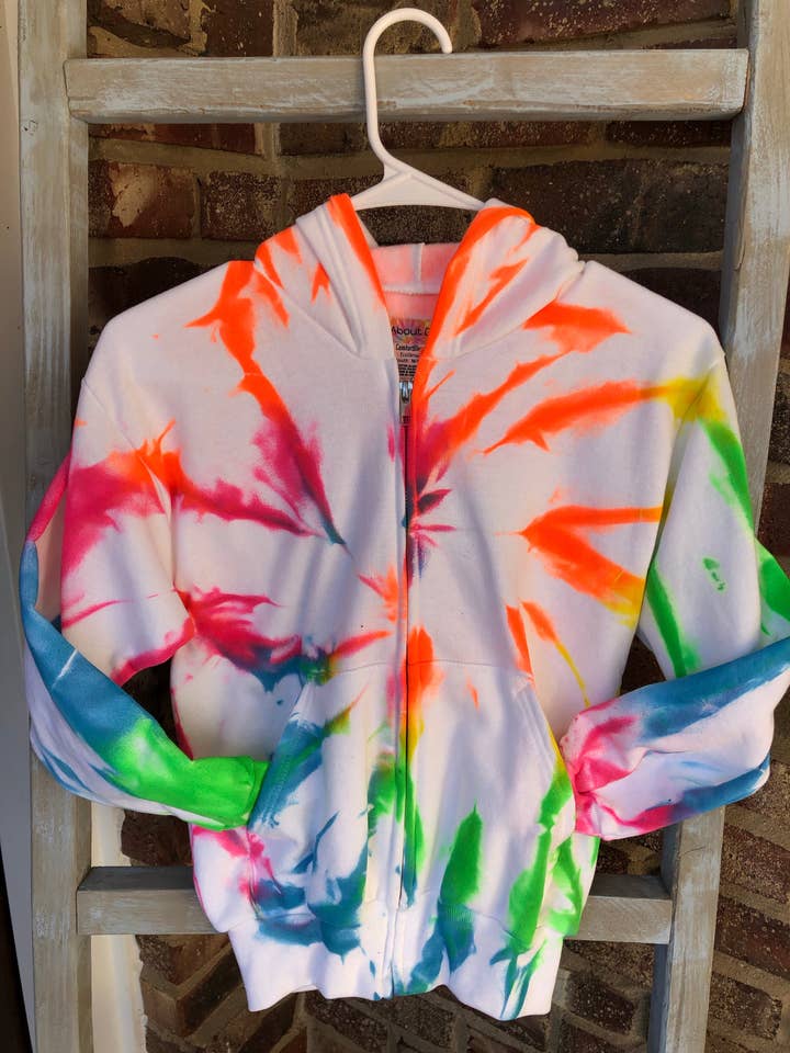 Sweat à capuche zippé en spirale pour la vente par Just About Dyed