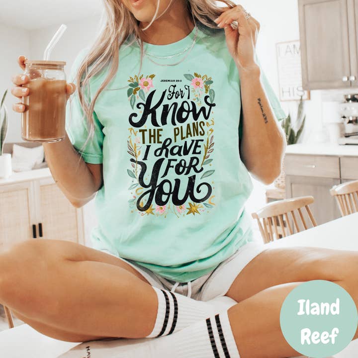 Camiseta Jeremias 29:11, Versículo Bíblico Camiseta Cristã, Camiseta Escritura Comfort Colors®, Camiseta Conheço os Planos, Presente de Fé para Ela por atacado de Epic Life - Designed