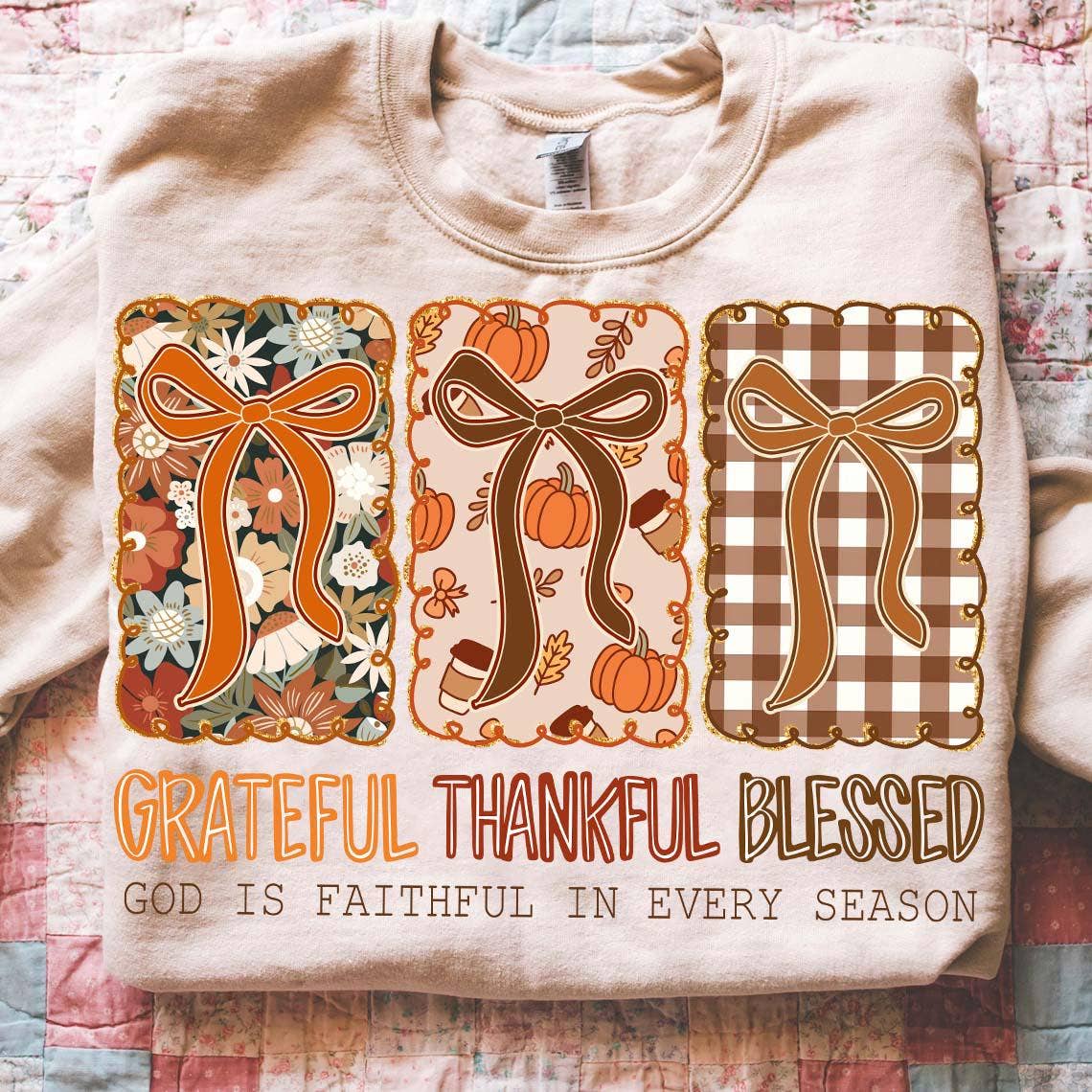 NVC Ecommerce LLC – Großhandel T-Shirt (Grafikdruck) – Damen – Coquette Dankbar Dankbar Gesegnet Tee, Dankbarer Pullover5