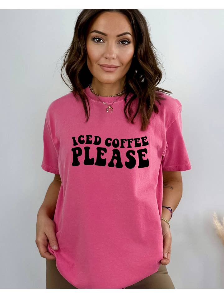 Desert Raine – Engroshandel T-shirt med print - Dame – Iced Coffee Please T-shirt - Kaffeelsker - Grafisk T-shirt