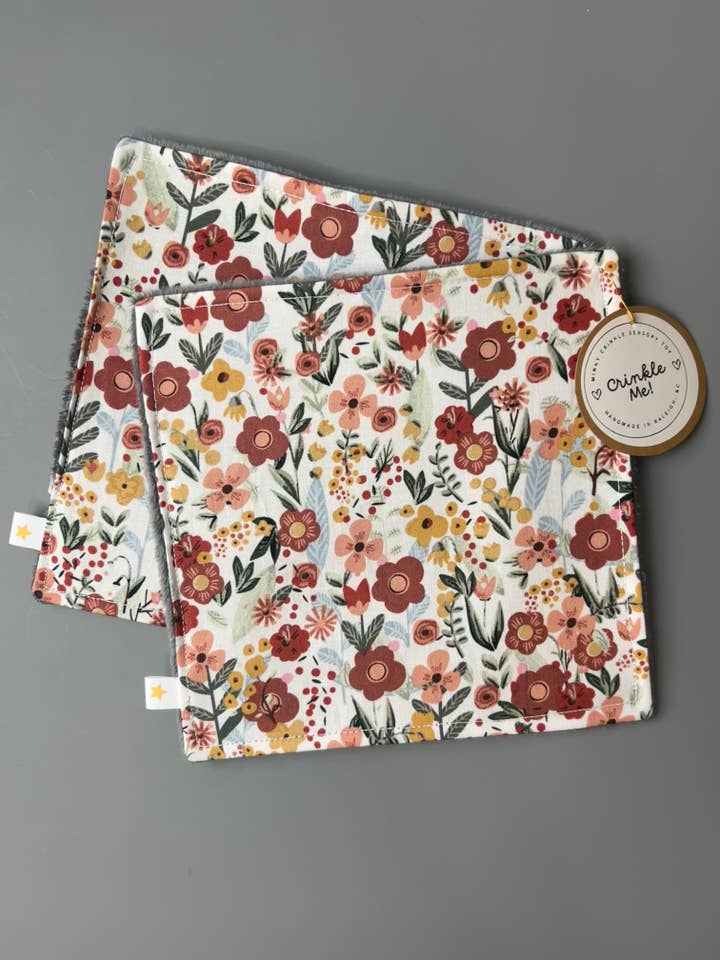 Jouet sensoriel froissé en minky Champs d'automne pour la vente par Port & Starbird