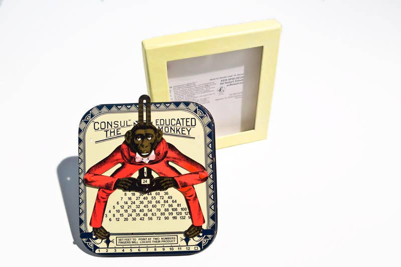 die Blechfabrik e.K. – Engroshandel Klassisk legetøj - Børn – Konsul den beregningsmæssige abe - Den Uddannede Monkey Consul1