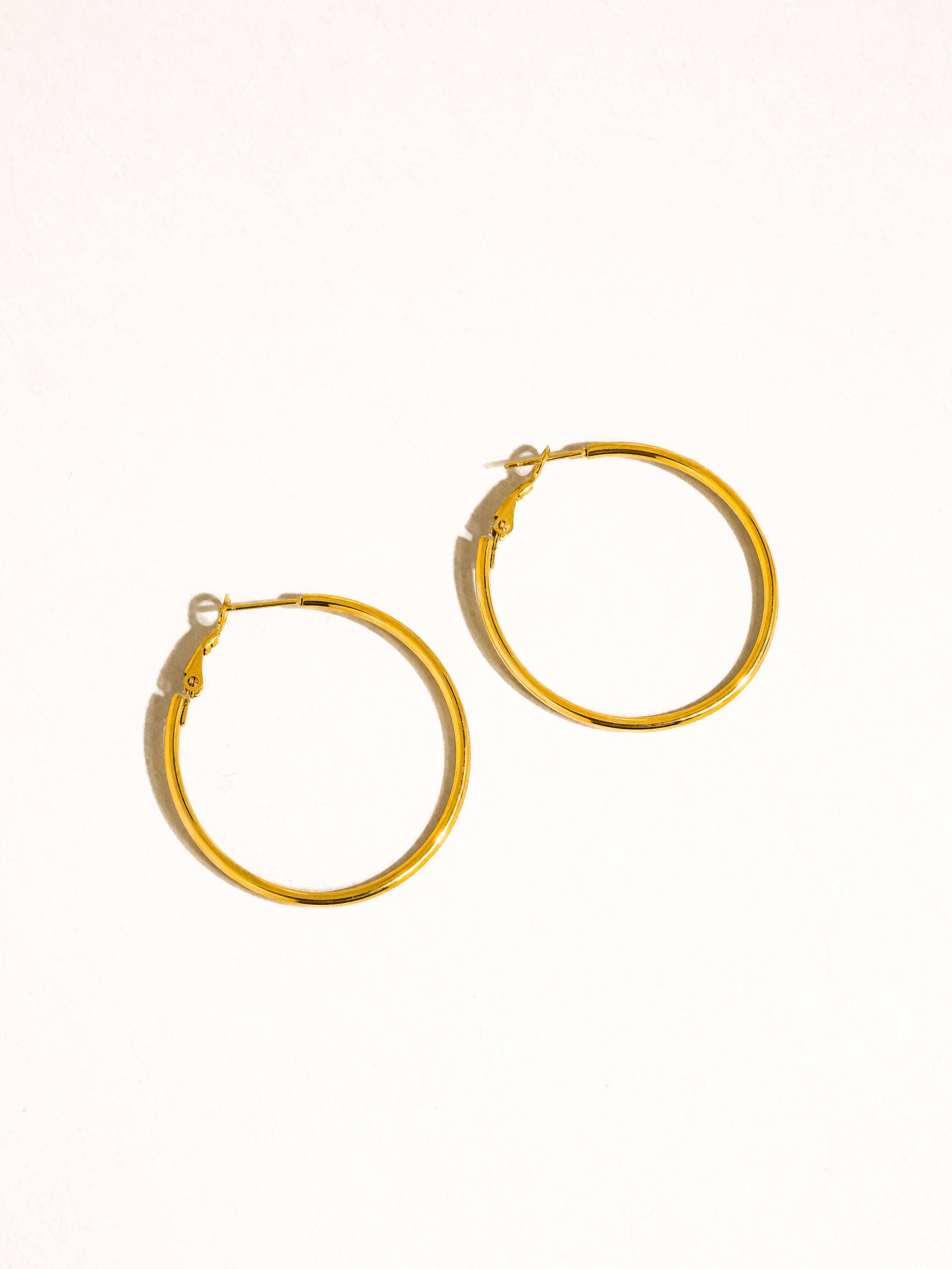 Flânerie by MAIQ - Wholesale Hoop Earrings - Eska 18K Gold Non-Tarnish Classic Thin Hoop Earring8