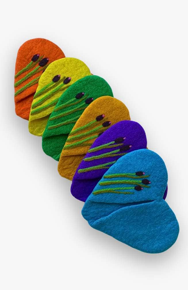 Ganesh Himal Trading - Wholesale Oven Mitt/Pot Holder - Felt Open Potholder, Heart-Shaped Cattails1