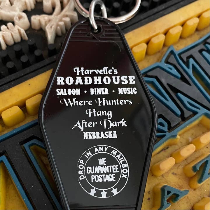 The 3 Sisters Design Co. - Wholesale Sleutelhanger - Uniseks - Motel Key Fob - Harvelle's Roadhouse (bovennatuurlijk)