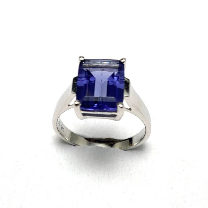 Anello in argento sterling con helenite viola taglio smeraldo 8x10mm per la vendita all'ingrosso da parte di Twan Kee Jewelry