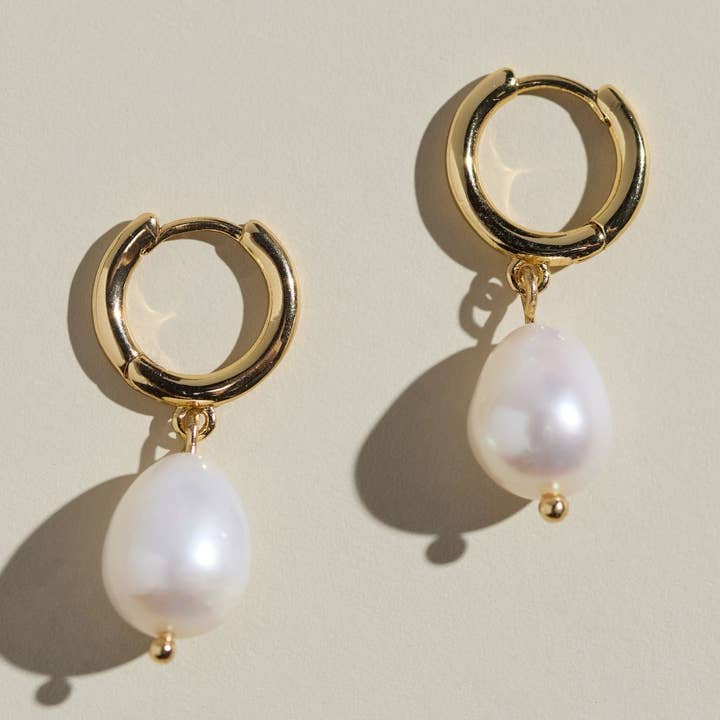 Orecchini a cerchio con perla pendente dorata per la vendita all'ingrosso da parte di Nickel and Suede