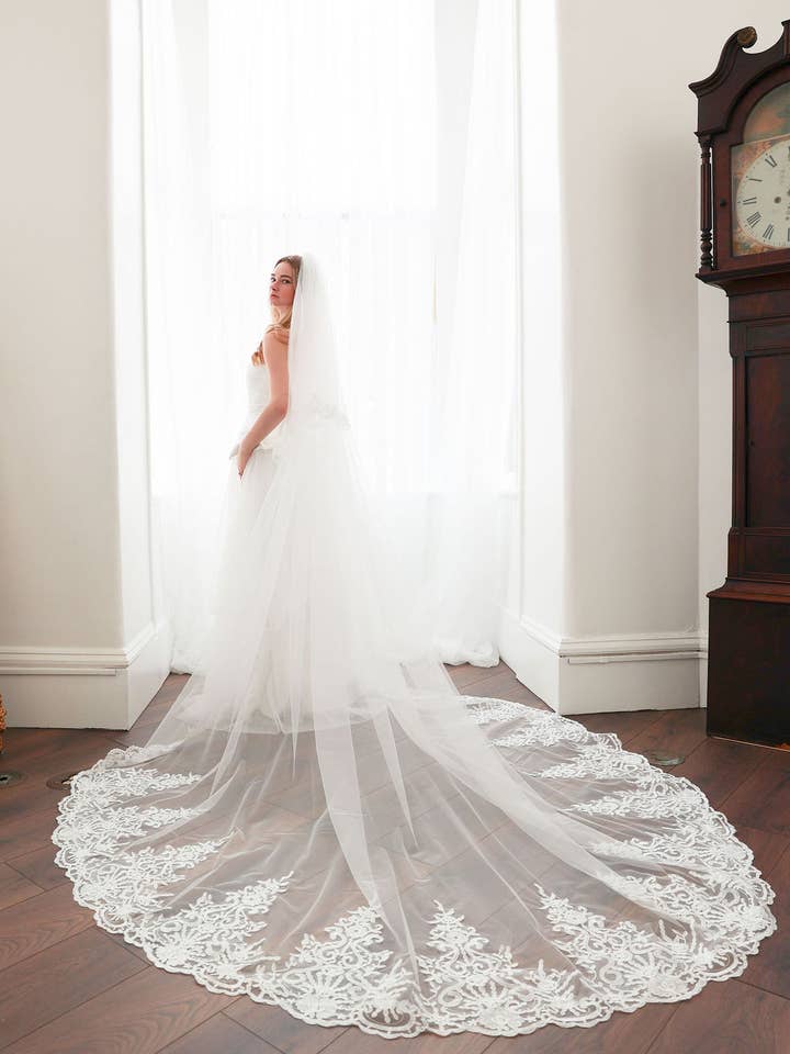 Voilette en dentelle Margaret pour la vente par Petite Mariee Boutique