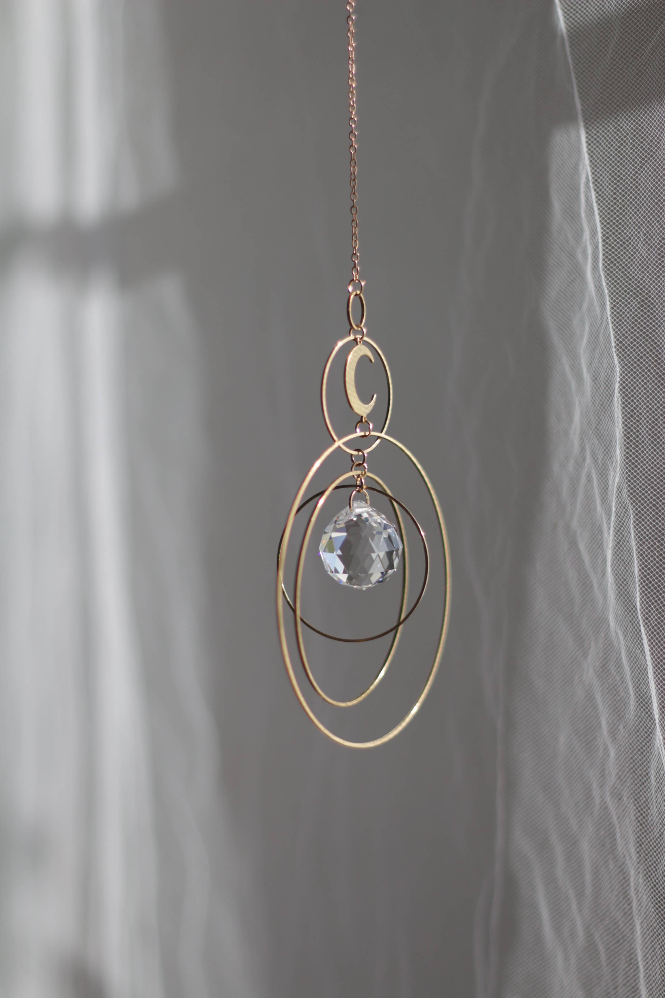 Atelier Intuitive – Großhandel Sonnenfänger – COSMOS • Hängender Sonnensammler aus Messing und Kristallglas7